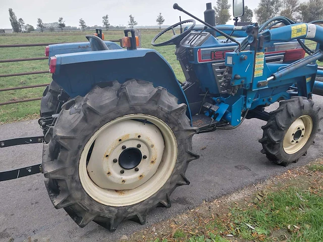Iseki tl1201 vierwielaangedreven minitractor met frontlader - afbeelding 13 van  19