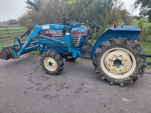 Iseki tl1201 vierwielaangedreven minitractor met frontlader - afbeelding 15 van  19