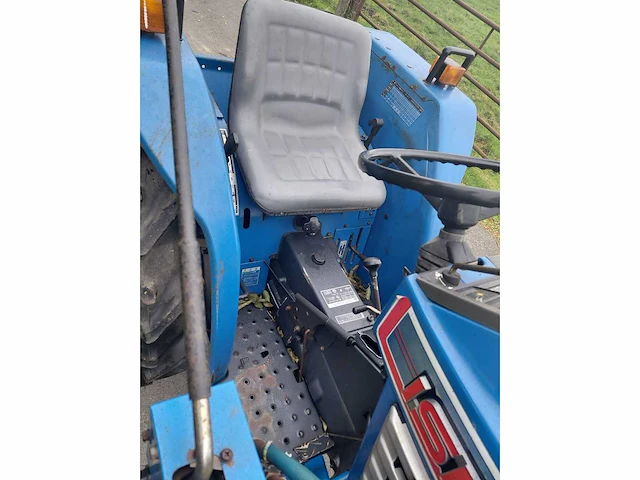 Iseki tl1201 vierwielaangedreven minitractor met frontlader - afbeelding 18 van  19
