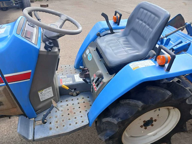 Iseki tm15 minitractor 4wd met frees - afbeelding 8 van  9