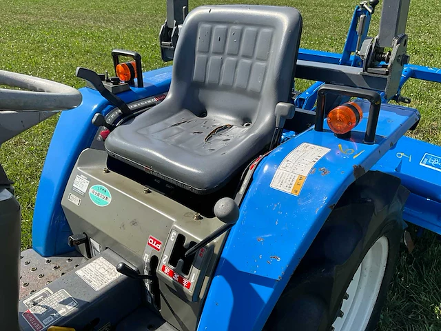 Iseki tm15 vierwielaangedreven minitractor met grondfrees - afbeelding 10 van  23