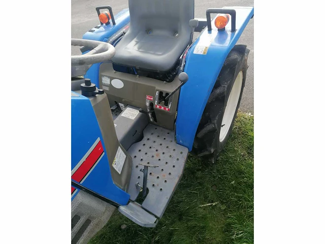 Iseki tm15f vierwielaangedreven minitractor - afbeelding 6 van  10