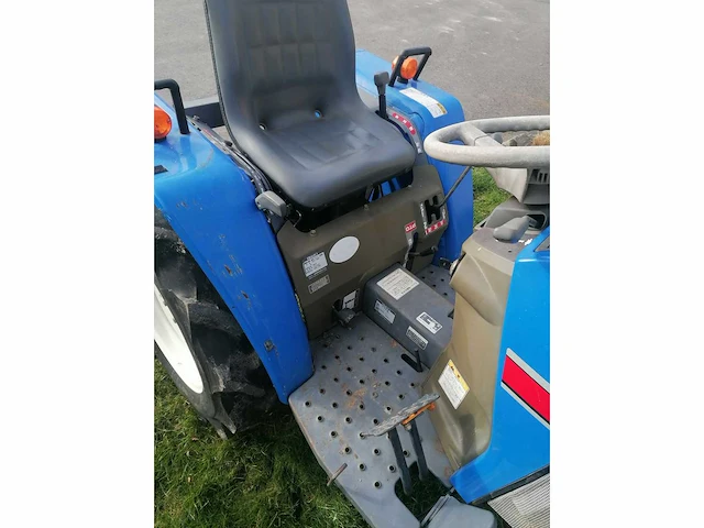 Iseki tm15f vierwielaangedreven minitractor - afbeelding 7 van  10