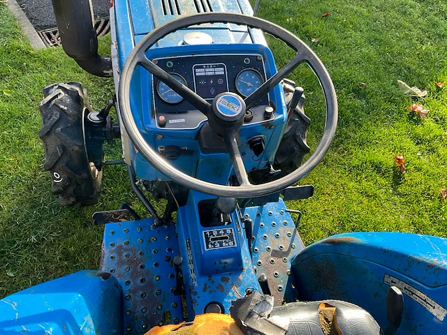 Iseki tu1700 vierwielaangedreven minitractor - afbeelding 5 van  18