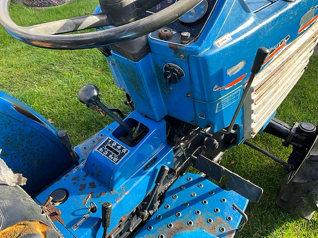 Iseki tu1700 vierwielaangedreven minitractor - afbeelding 8 van  18