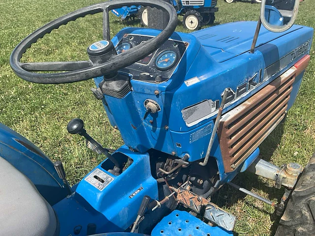 Iseki tu1900 vierwielaangedreven minitractor met grondfrees - afbeelding 7 van  23