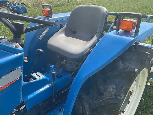 Iseki tu1900 vierwielaangedreven minitractor met grondfrees - afbeelding 10 van  23