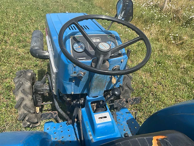 Iseki tu1900 vierwielaangedreven minitractor met grondfrees - afbeelding 5 van  23