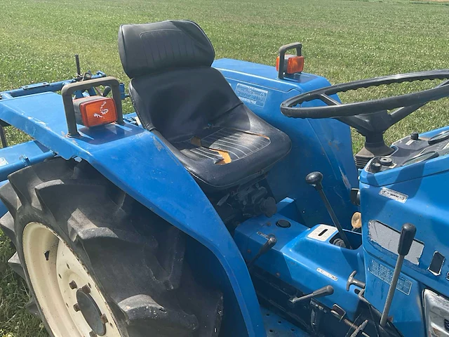 Iseki tu1900 vierwielaangedreven minitractor met grondfrees - afbeelding 9 van  23