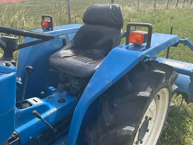 Iseki tu1900 vierwielaangedreven minitractor met grondfrees - afbeelding 10 van  23