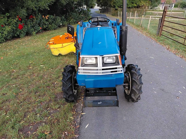 Iseki tu200 vierwielaangedreven minitractor met maaidek - afbeelding 9 van  16