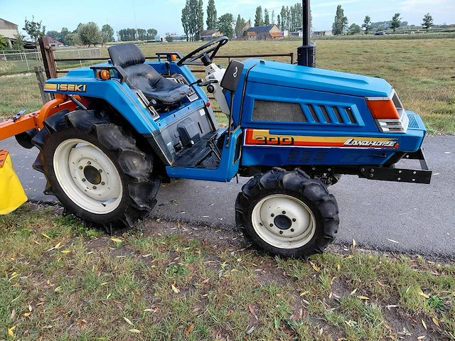 Iseki tu200 vierwielaangedreven minitractor met maaidek - afbeelding 10 van  16