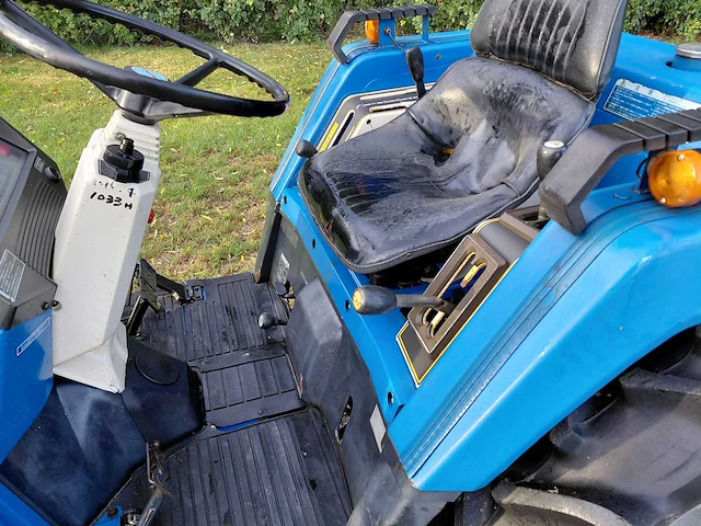 Iseki tu200 vierwielaangedreven minitractor met maaidek - afbeelding 11 van  16