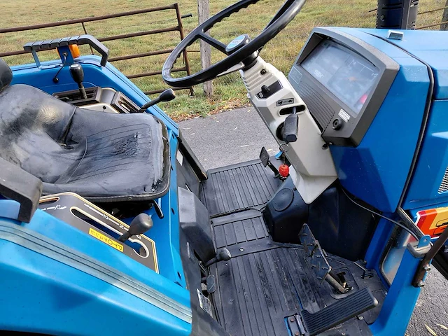 Iseki tu200 vierwielaangedreven minitractor met maaidek - afbeelding 12 van  16