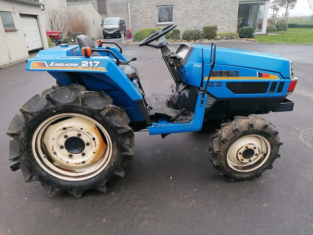 Iseki tu217f vierwielaangedreven minitractor - afbeelding 7 van  13