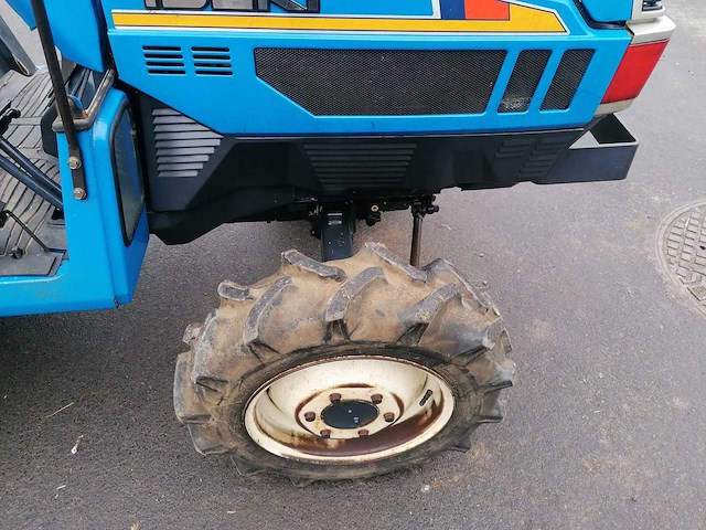 Iseki tu217f vierwielaangedreven minitractor - afbeelding 3 van  13
