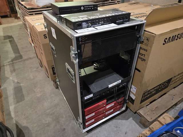 It-flightcase met div it wo barco's infinipix nm100 + np100 - afbeelding 1 van  18