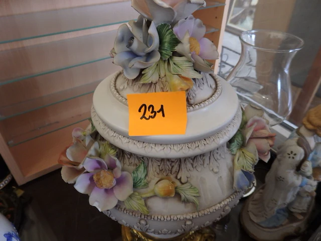 Italiaanse vaas met bloemenmotief - afbeelding 2 van  2