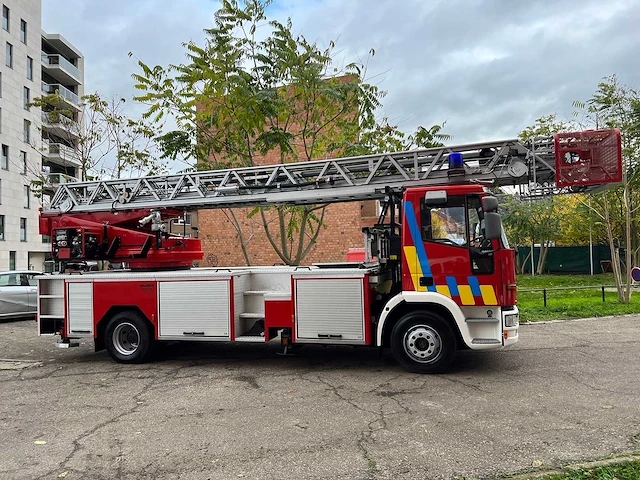 Iveco - eurofire - fire fighting trucks - afbeelding 1 van  64