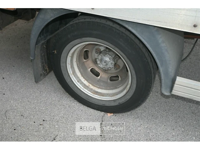 Iveco lichte vrachtwagen met dhollandia laadklep - afbeelding 13 van  20