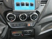Iveco vrachtwagen met laadklep - afbeelding 2 van  28
