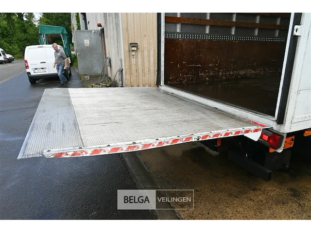 Iveco vrachtwagen met laadklep - afbeelding 17 van  28
