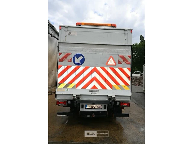 Iveco vrachtwagen met laadklep - afbeelding 23 van  28
