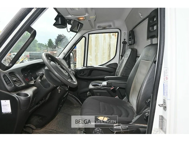 Iveco vrachtwagen met laadklep - afbeelding 27 van  28