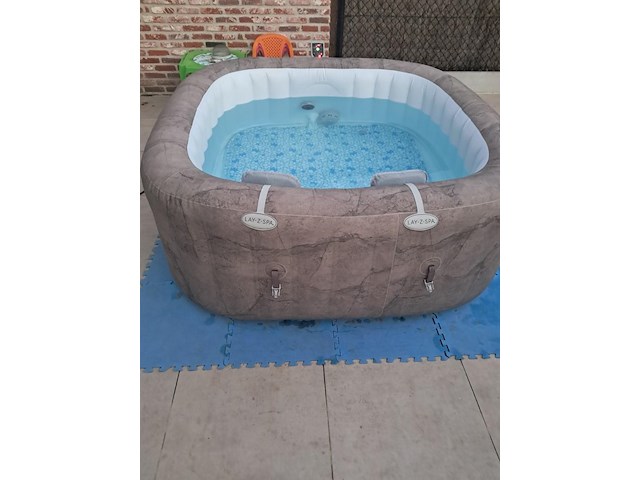 Jacuzzi bestway lay-z-spa 4 maand oud 4-6 pers ingbouwd filtersysteem(afhalen met afspraak - afbeelding 1 van  9