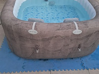 Jacuzzi bestway lay-z-spa 4 maand oud 4-6 pers ingbouwd filtersysteem(afhalen met afspraak - afbeelding 1 van  9