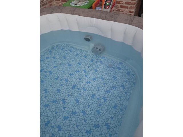 Jacuzzi bestway lay-z-spa 4 maand oud 4-6 pers ingbouwd filtersysteem(afhalen met afspraak - afbeelding 4 van  9