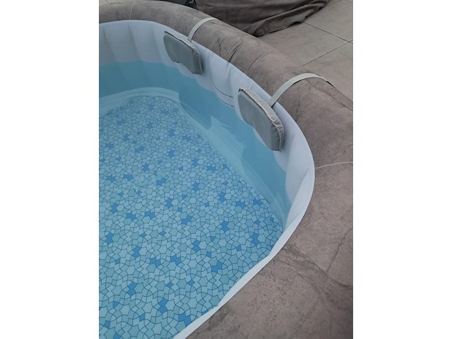 Jacuzzi bestway lay-z-spa 4 maand oud 4-6 pers ingbouwd filtersysteem(afhalen met afspraak - afbeelding 7 van  9