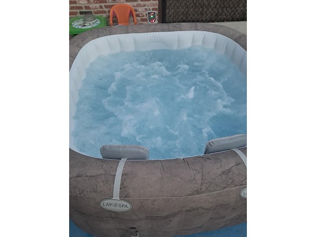 Jacuzzi bestway lay-z-spa 4 maand oud 4-6 pers ingbouwd filtersysteem(afhalen met afspraak - afbeelding 8 van  9