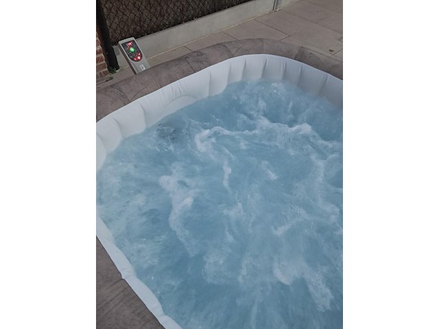 Jacuzzi bestway lay-z-spa 4 maand oud 4-6 pers ingbouwd filtersysteem(afhalen met afspraak - afbeelding 9 van  9