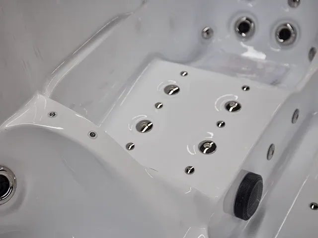 Jacuzzi - afbeelding 2 van  18