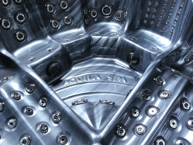 Jacuzzi - afbeelding 2 van  18
