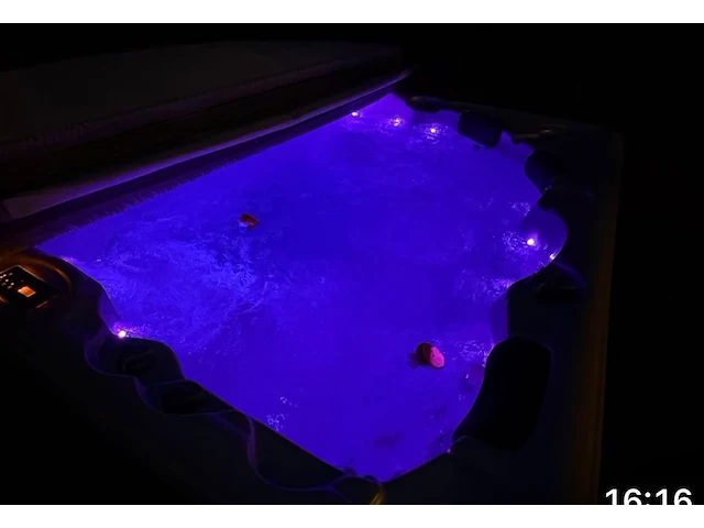 Jacuzzi - afbeelding 4 van  13