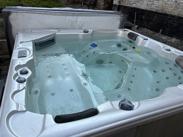 Jacuzzi - afbeelding 6 van  13