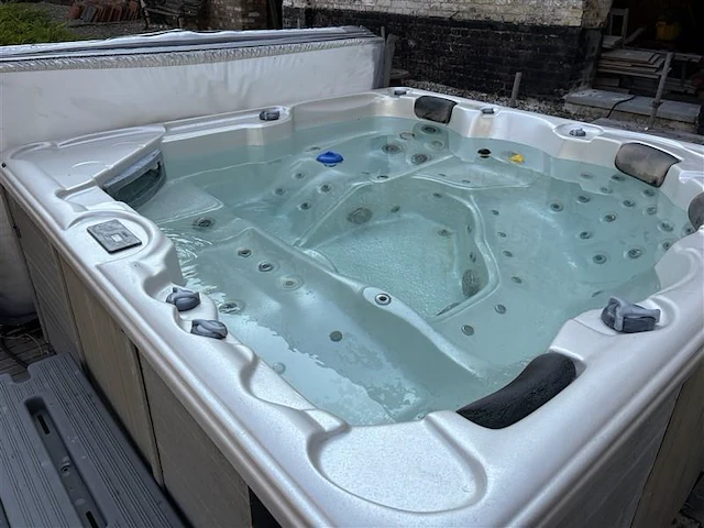 Jacuzzi - afbeelding 8 van  13