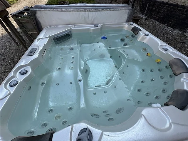 Jacuzzi - afbeelding 10 van  13