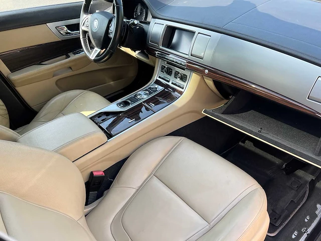 Jaguar - 2013 - xf - personenauto - afbeelding 16 van  34