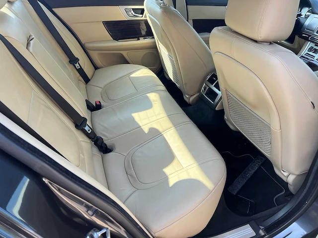 Jaguar - 2013 - xf - personenauto - afbeelding 17 van  34