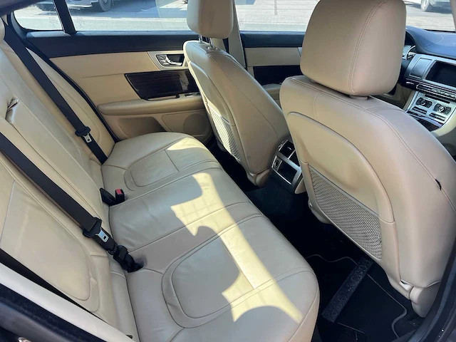 Jaguar - 2013 - xf - personenauto - afbeelding 18 van  34