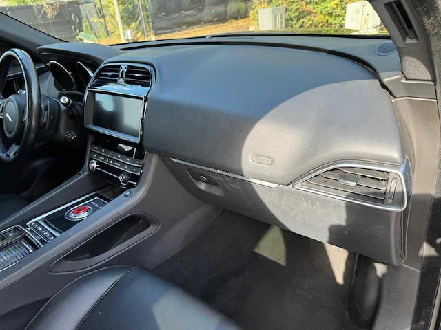 Jaguar - f-pace - car - 2019 - afbeelding 13 van  32