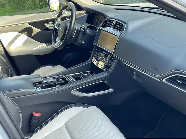 Jaguar f-pace r design 2.0 - afbeelding 11 van  22