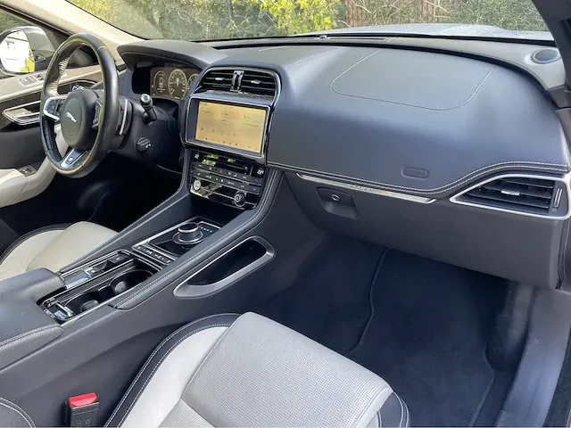 Jaguar f-pace r design 2.0 - afbeelding 13 van  22