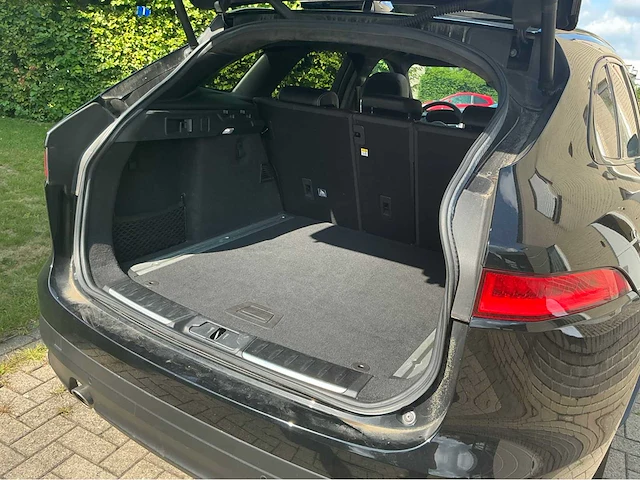 Jaguar f-pace suv personenauto - afbeelding 14 van  32
