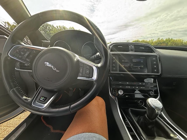 Jaguar xe 2.0 d e-performance r-sport 163,2017 - afbeelding 4 van  26