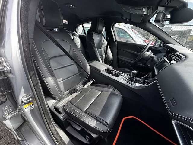 Jaguar xe 2.0 d e-performance r-sport 163,2017 - afbeelding 16 van  26