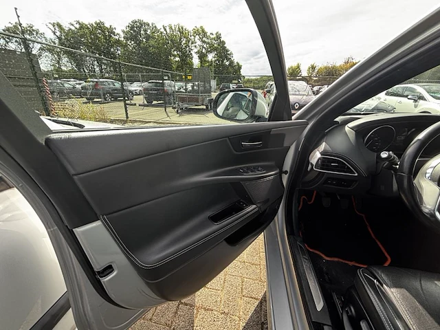 Jaguar xe 2.0 d e-performance r-sport 163,2017 - afbeelding 23 van  26